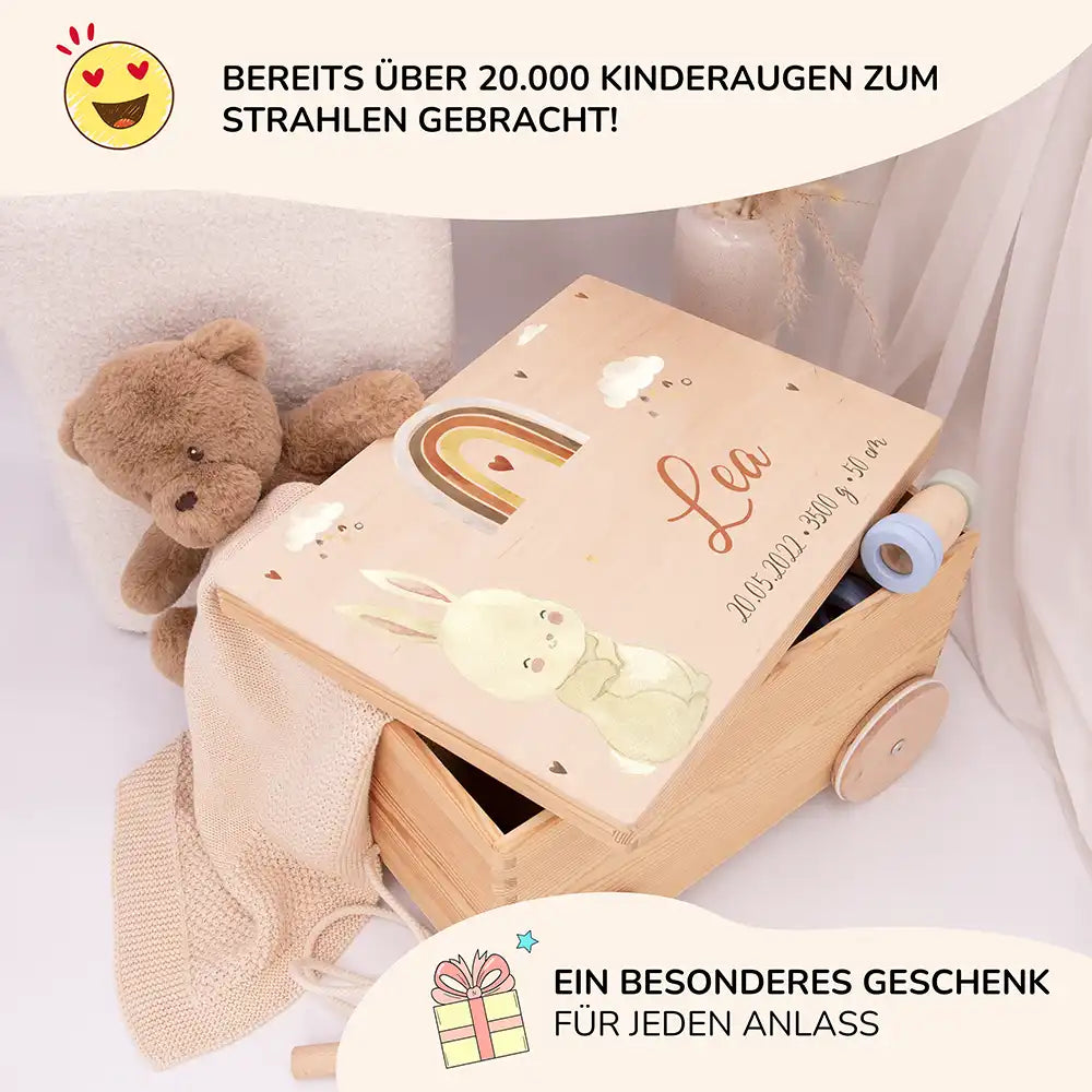 Spielzeugkiste mit Rädern personalisiert - Häschen mit Regenbogen