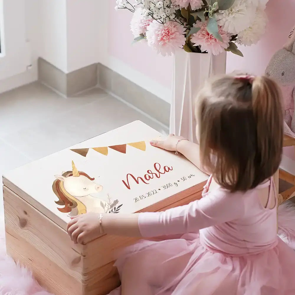 Personalisierte Erinnerungsbox mit Einhorn-Motiv für Mädchen - rosa Holzbox mit Namen und Geburtsdaten graviert