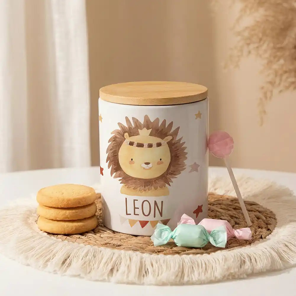 Personalisierte Keksdose Löwe Boho aus Keramik mit Bambusdeckel - Wunschname - Kidsmood.de