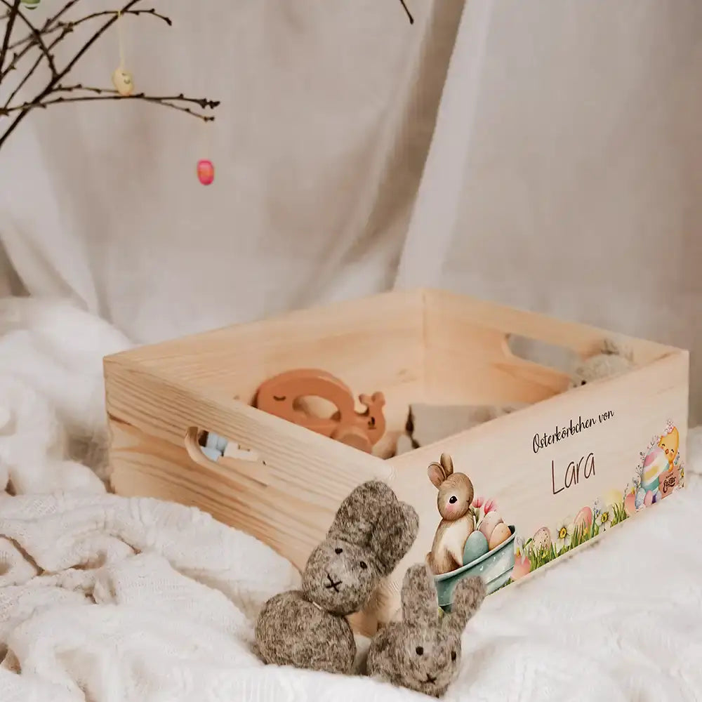 Osterkiste Holz personalisiert - Häschen im Blumenbad