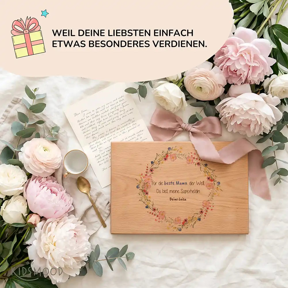 Personalisiertes Frühstücksbrettchen Muttertag Wildblumenkranz Beste Mama – Made in Hamburg Detail