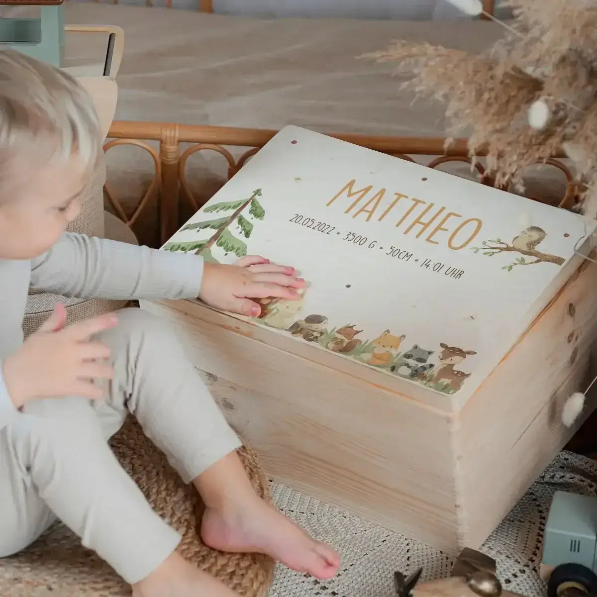 Personalisierte Erinnerungsbox für Baby aus hochwertigem Holz mit graviertem Namen - liebevoll gestaltete Schatzkiste zur Aufbewahrung von ersten Erinnerungsstücken und Meilensteinen