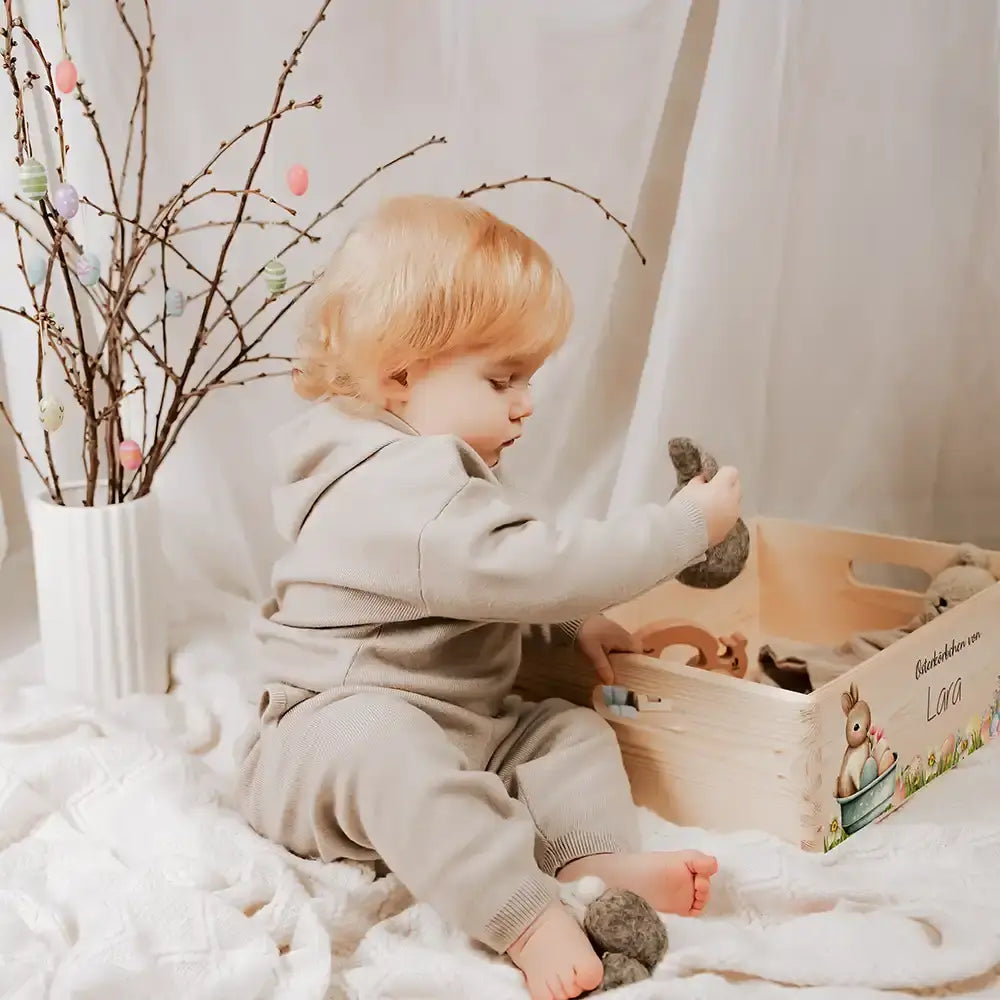 Osterkiste Holz personalisiert - Häschen im Blumenbad