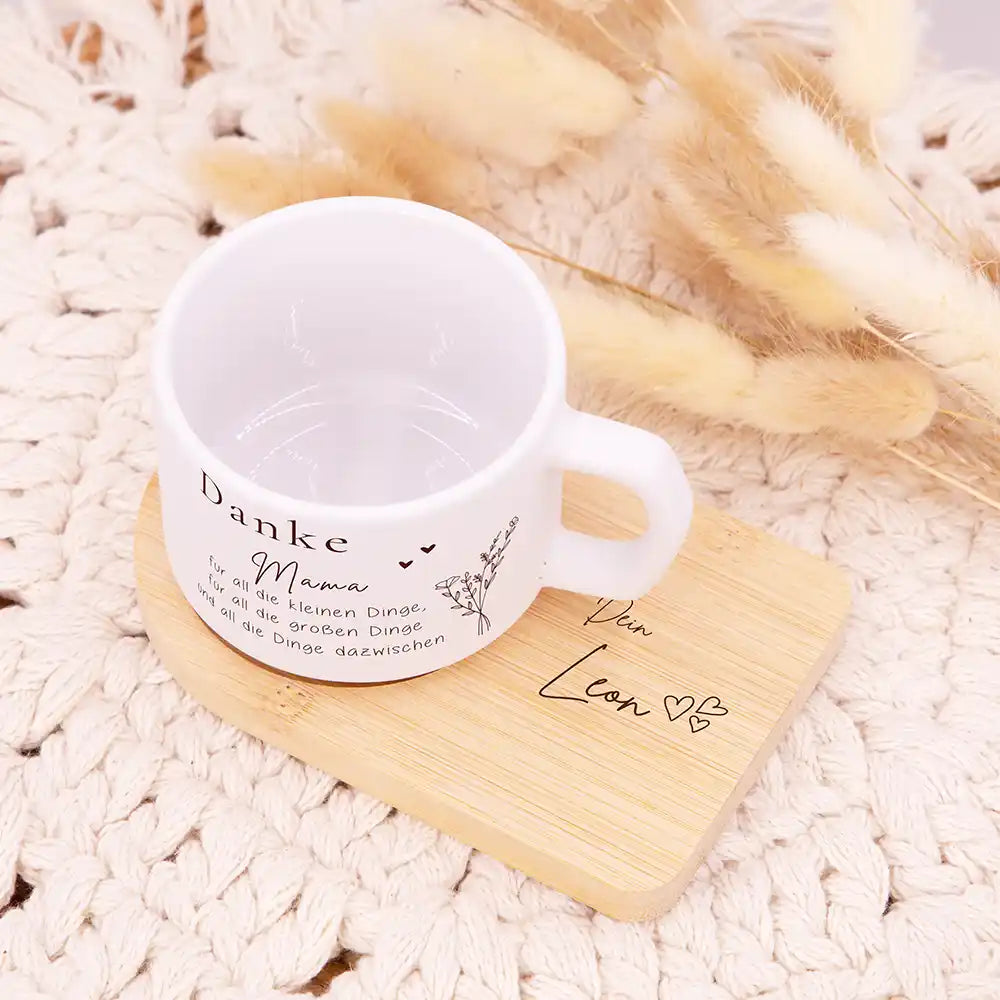 Personalisierte Tasse mit Namen Muttertag Danke Mama mit Wildblumenstrauß – alle Ansichten