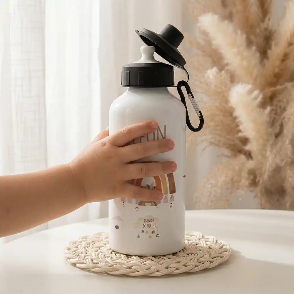 Personalisierte Trinkflasche Kinder BĂ€r Regenbogen Schulkind â MundstĂŒck & Schraubverschluss Detail