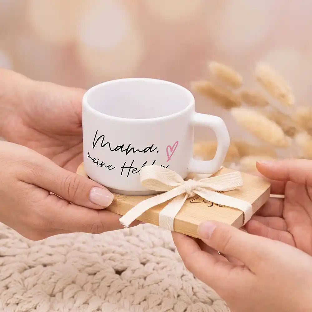 Tasse mit Wunschnamen Mama Mama meine Heldin â Keramik mit Bambus-Untersetzer