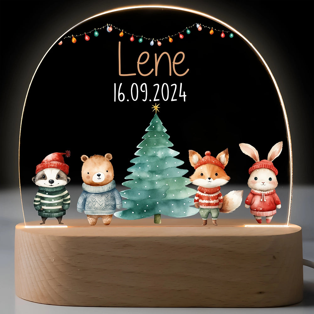 Personalisiertes Nachtlicht für Kinder mit Weihnachtstieren am Tannenbaum, Name und Geburtsdatum – leuchtend auf Holzsockel