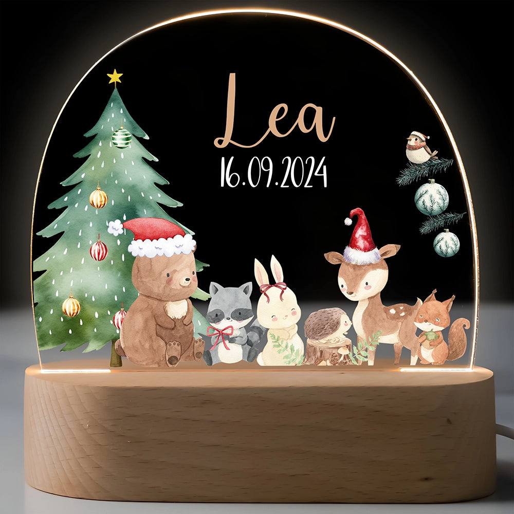 Personalisiertes Nachtlicht für Kinder mit Waldtieren am Weihnachtsbaum, Name und Geburtsdatum – leuchtend auf Holzsockel