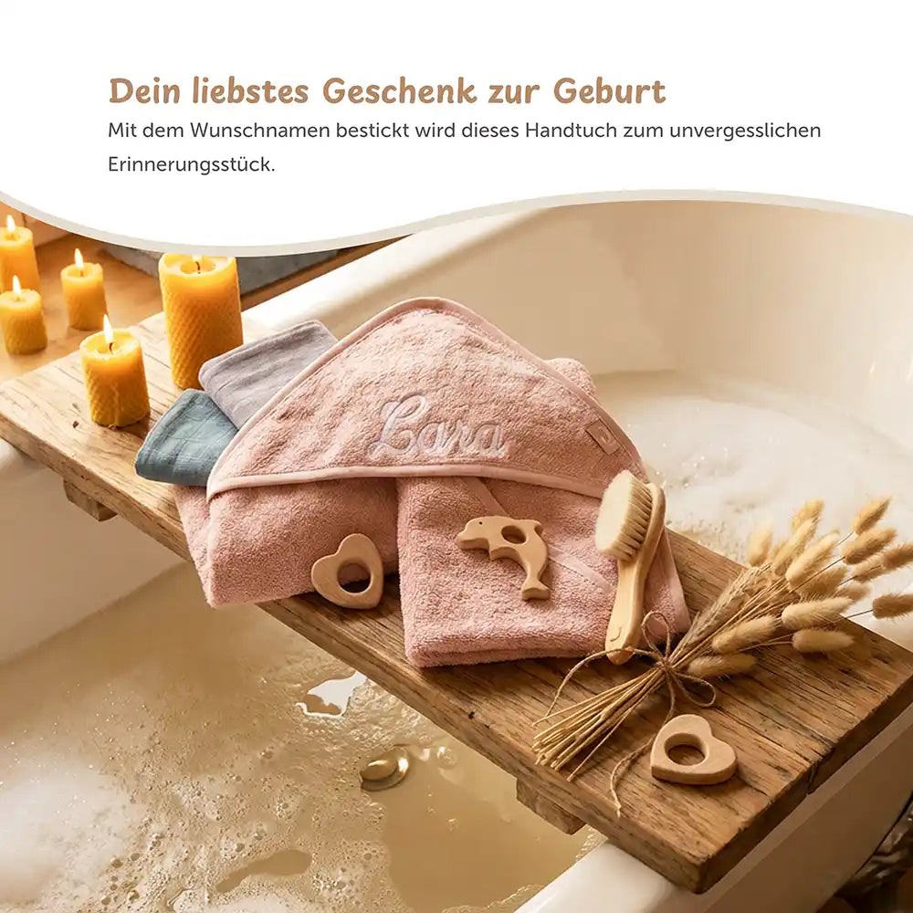 Kapuzenhandtuch Baby personalisiert – Rosé in einem Badezimmer mit Kerzen und Spielzeug.