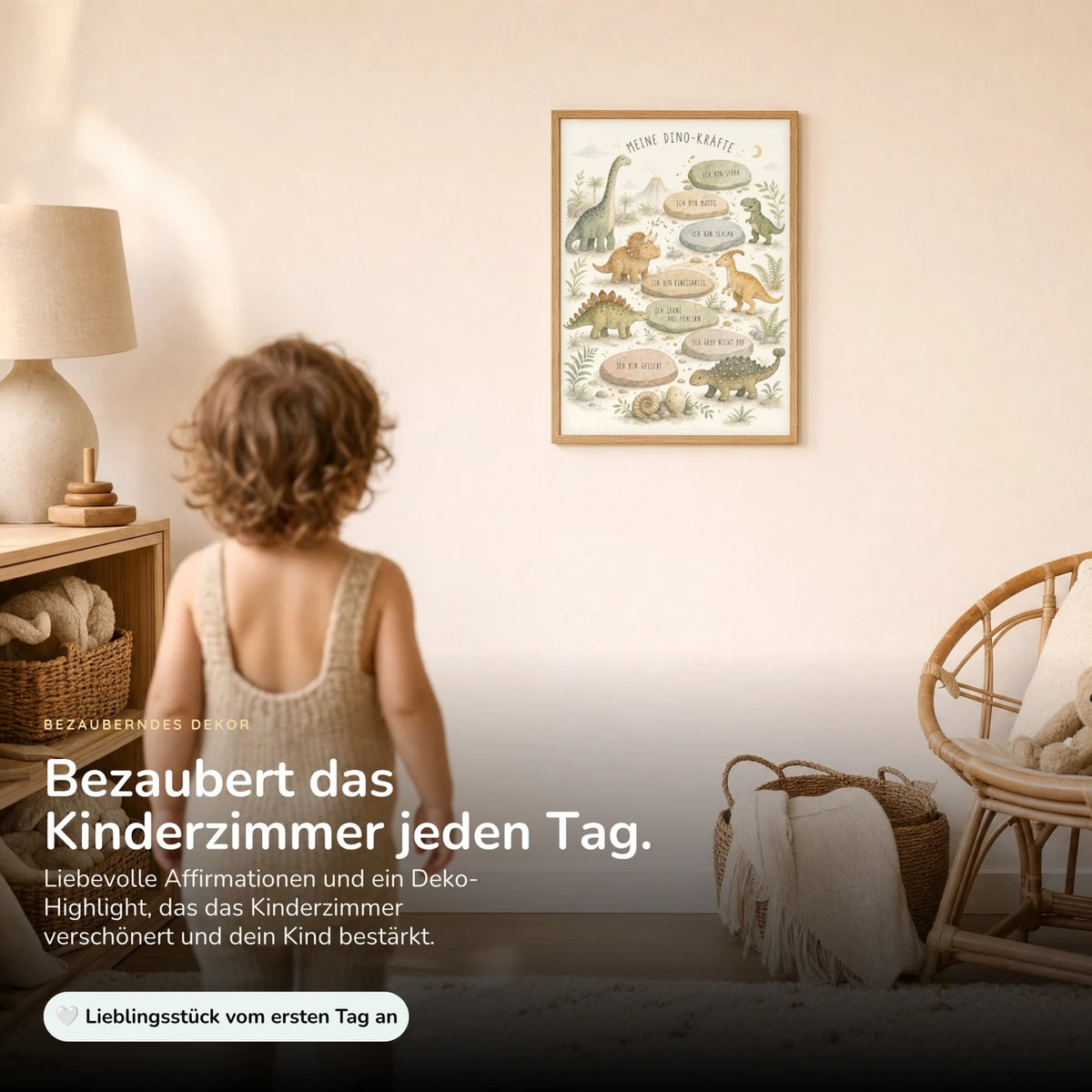 Kind vor dem Affirmationsposter „Dino-Kräfte“ an der Wand – Bilder fürs Kinderzimmer