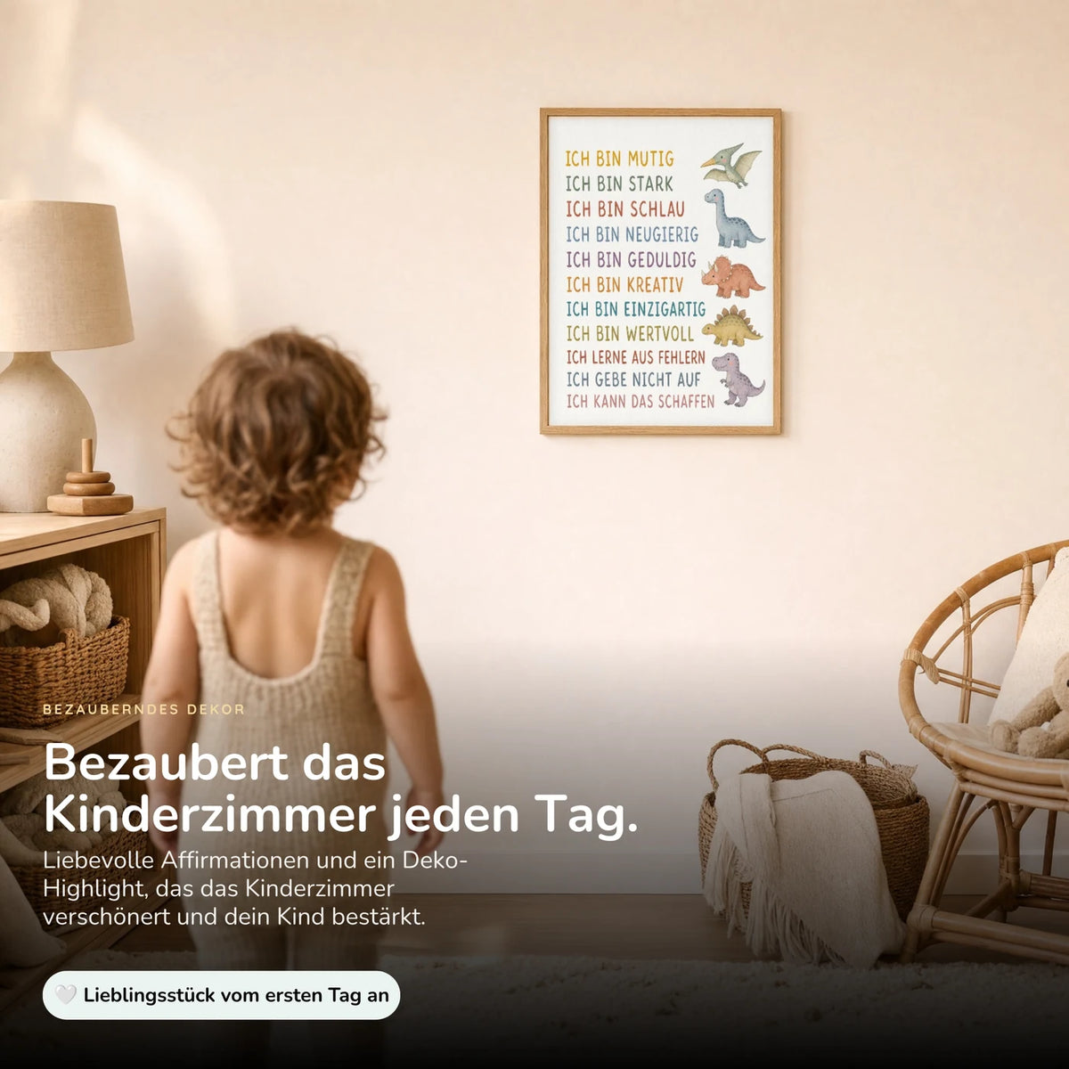 Kind vor dem Affirmationsposter „Dinos“ an der Wand – Bilder fürs Kinderzimmer