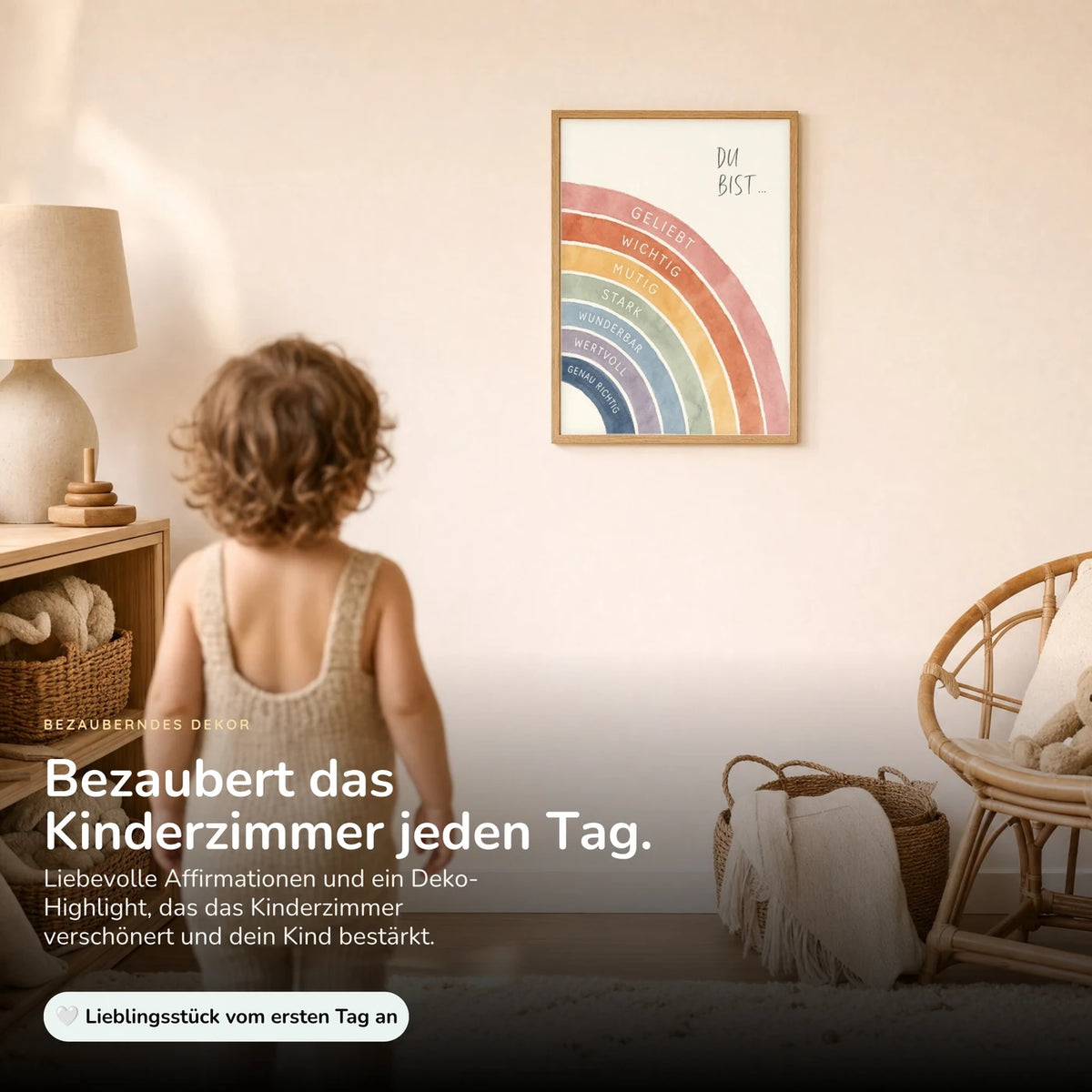 Kind vor dem Affirmationsposter „Regenbogen Du bist“ an der Wand – Bilder fürs Kinderzimmer