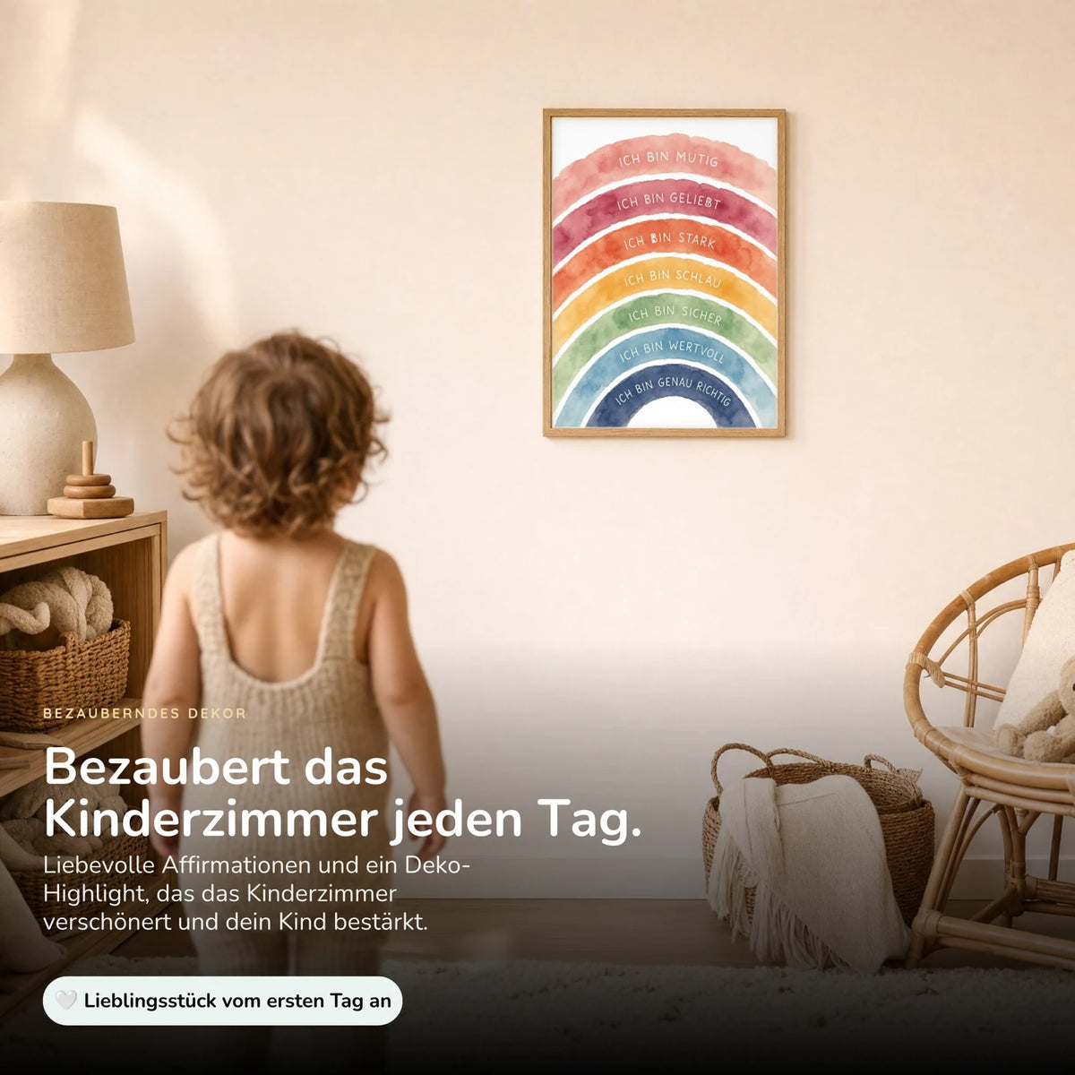 Kind vor dem Affirmationsposter „Regenbogen Ich bin bunt“ an der Wand – Bilder fürs Kinderzimmer