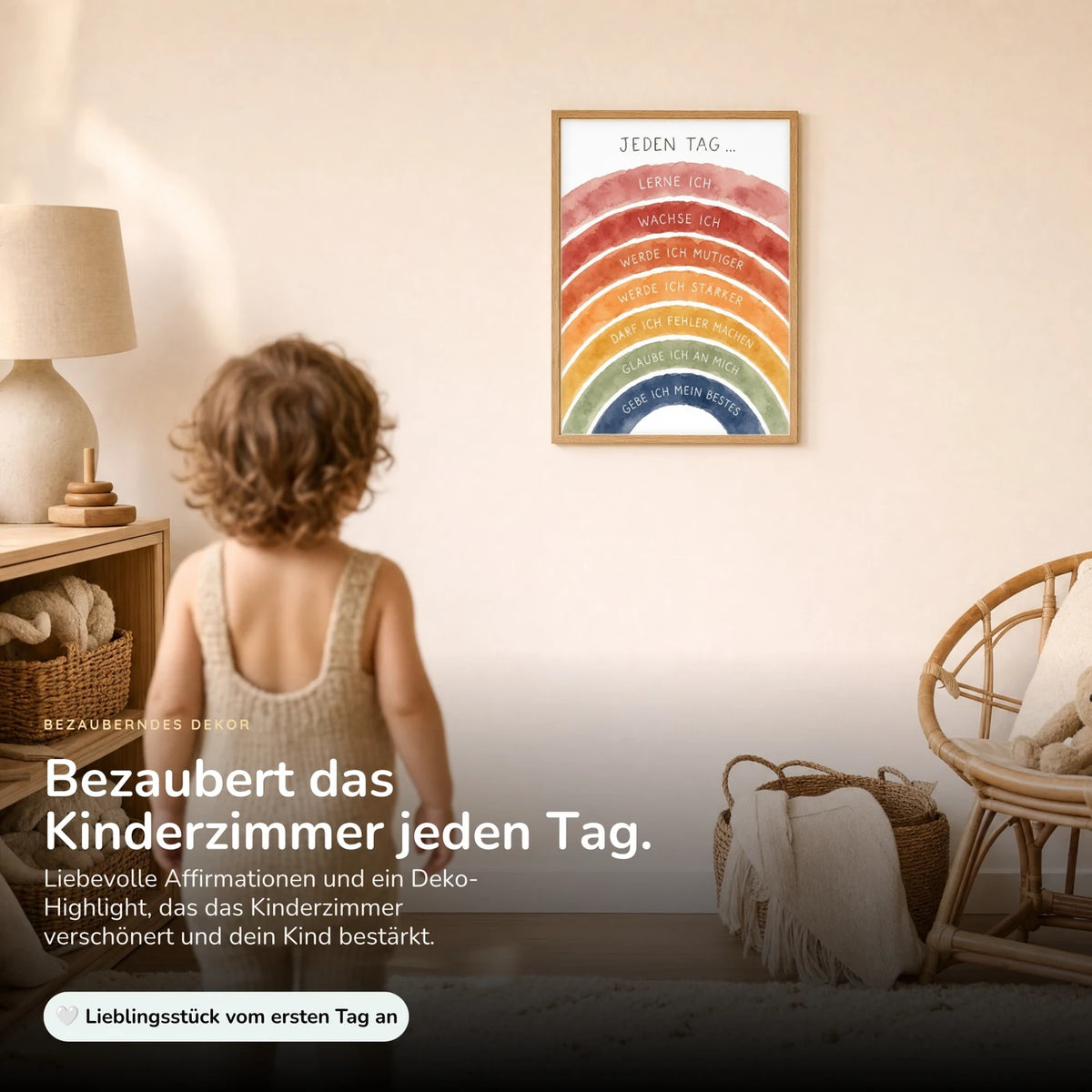 Kind vor dem Affirmationsposter „Regenbogen Jeden Tag“ an der Wand – Bilder fürs Kinderzimmer
