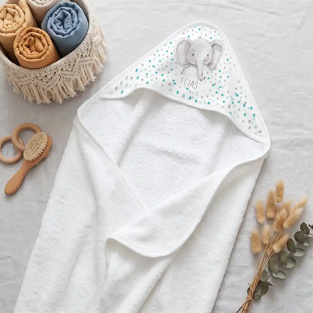 Personalisiertes Kapuzenhandtuch Baby Elefant Konfetti – Boho-Flatlay mit Pampasgras und Holzspielzeug
