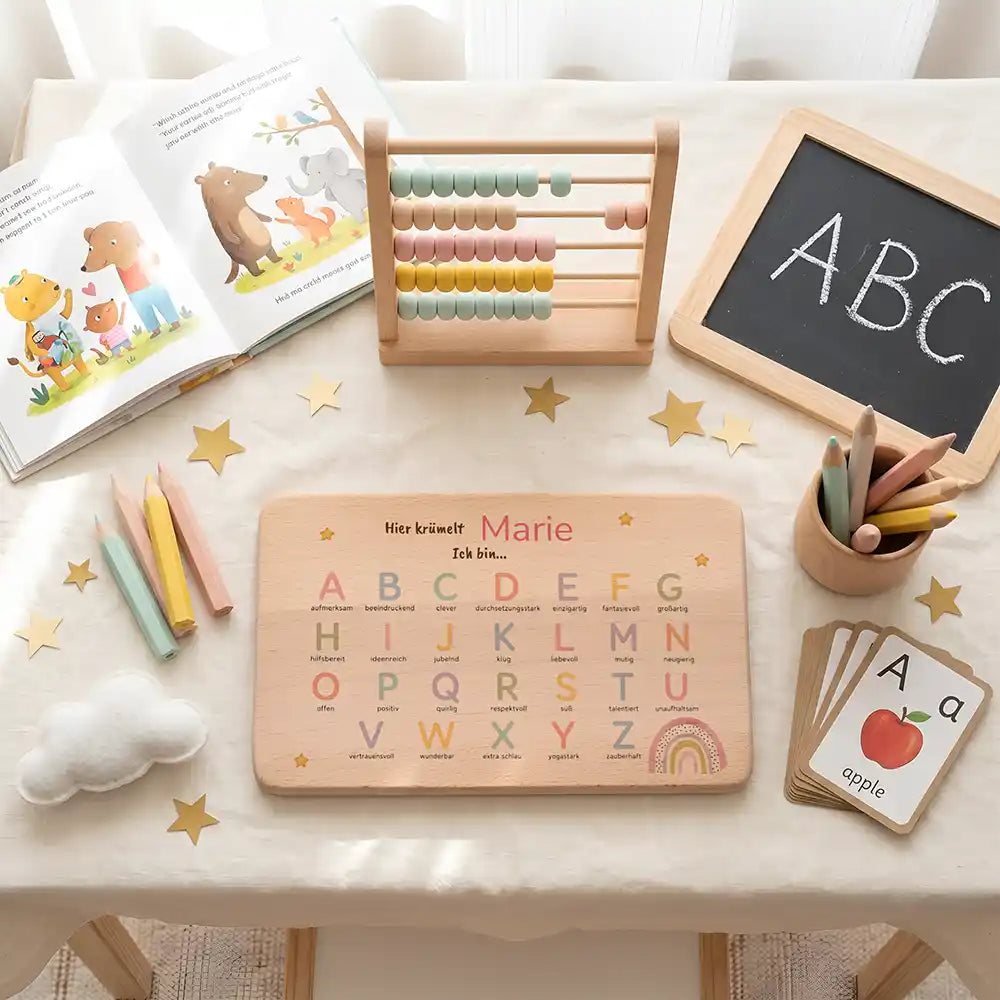 ABC Brettchen Kinder personalisiert Sterne & Regenbogen – ABC-Lernen am Schreibtisch