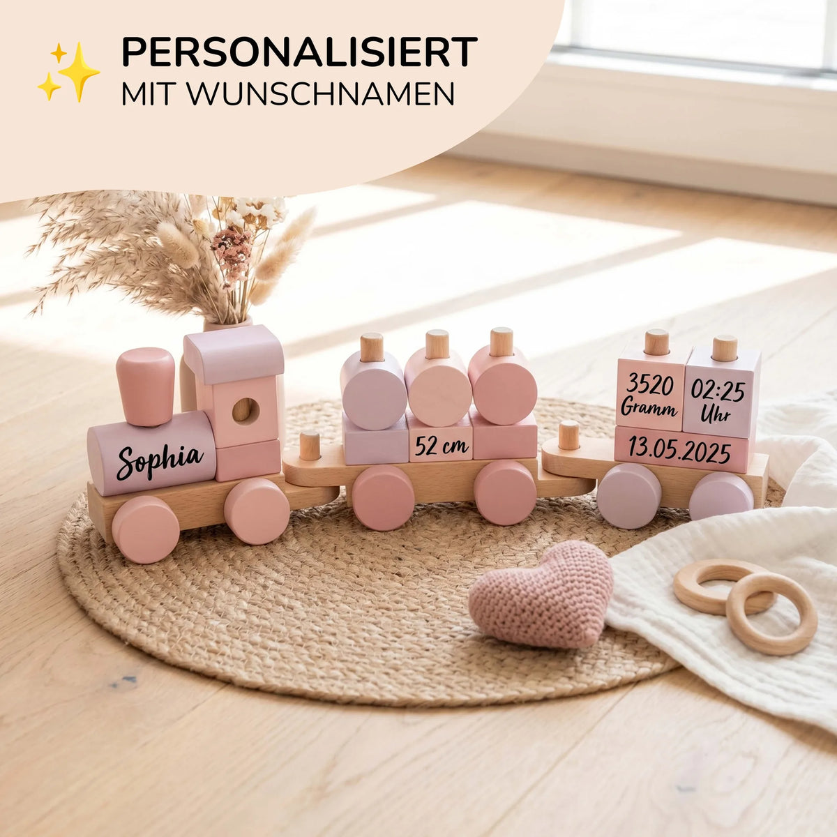 Holzzug personalisiert in Rosa, Nahaufnahme mit Wunschname auf der Lok