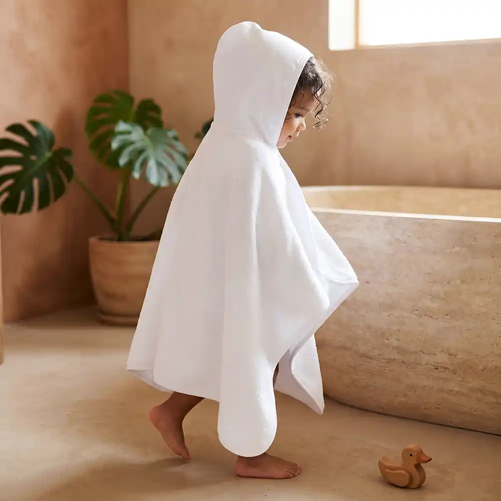 Personalisiertes Kapuzenhandtuch Baby Winter Waldfreunde – Kleinkind nach dem Baden im Lifestyle