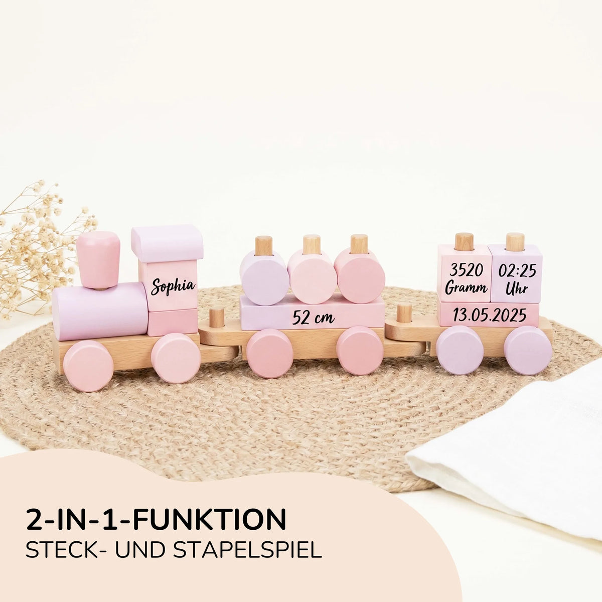 Holzzug personalisiert als Steck- und Stapelspiel, Baby steckt Bausteine