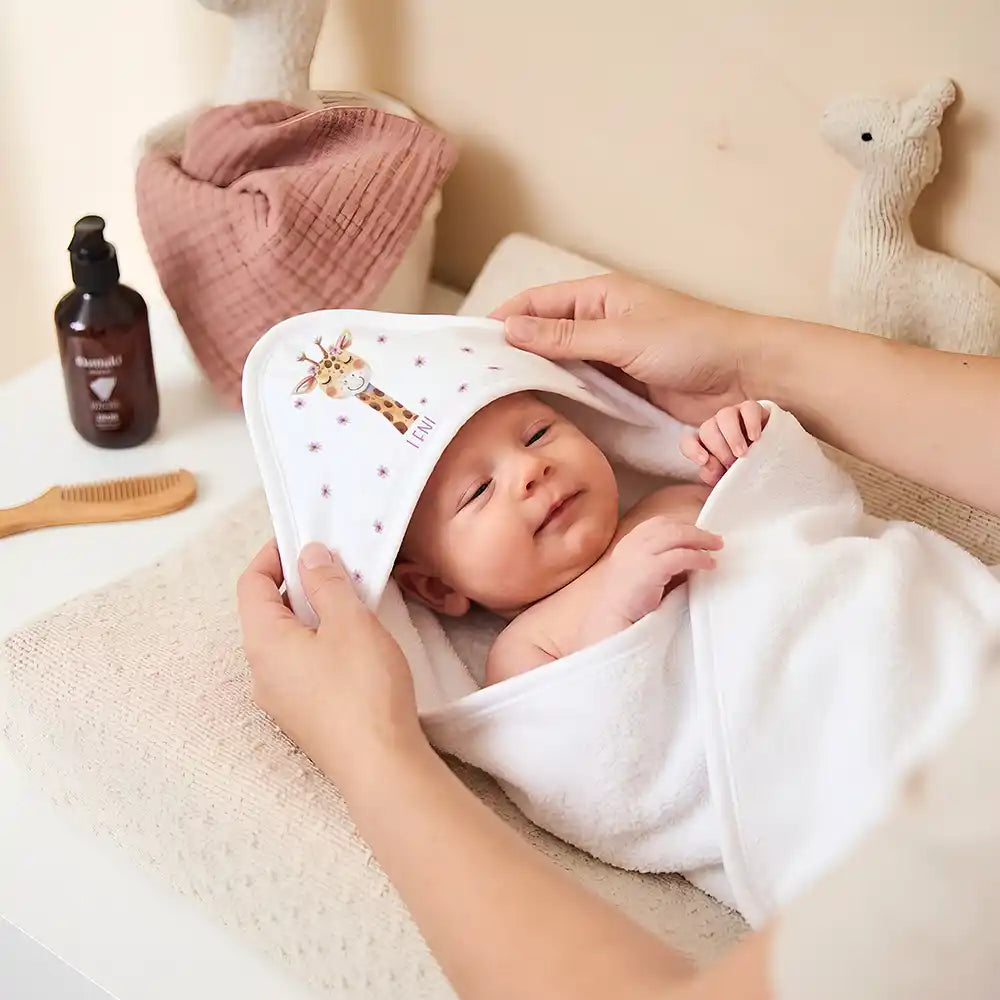 Personalisiertes Kapuzenhandtuch Baby Giraffe Blüten – Newborn-Geschenk auf dem Wickeltisch