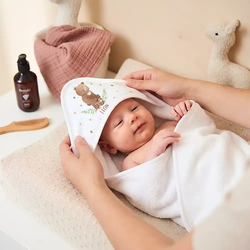 Personalisiertes Kapuzenhandtuch Baby Bär Farn – Newborn-Geschenk auf dem Wickeltisch