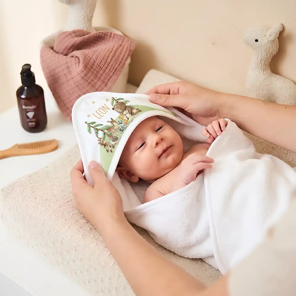 Personalisiertes Kapuzenhandtuch Baby Waldfest – Newborn-Geschenk auf dem Wickeltisch