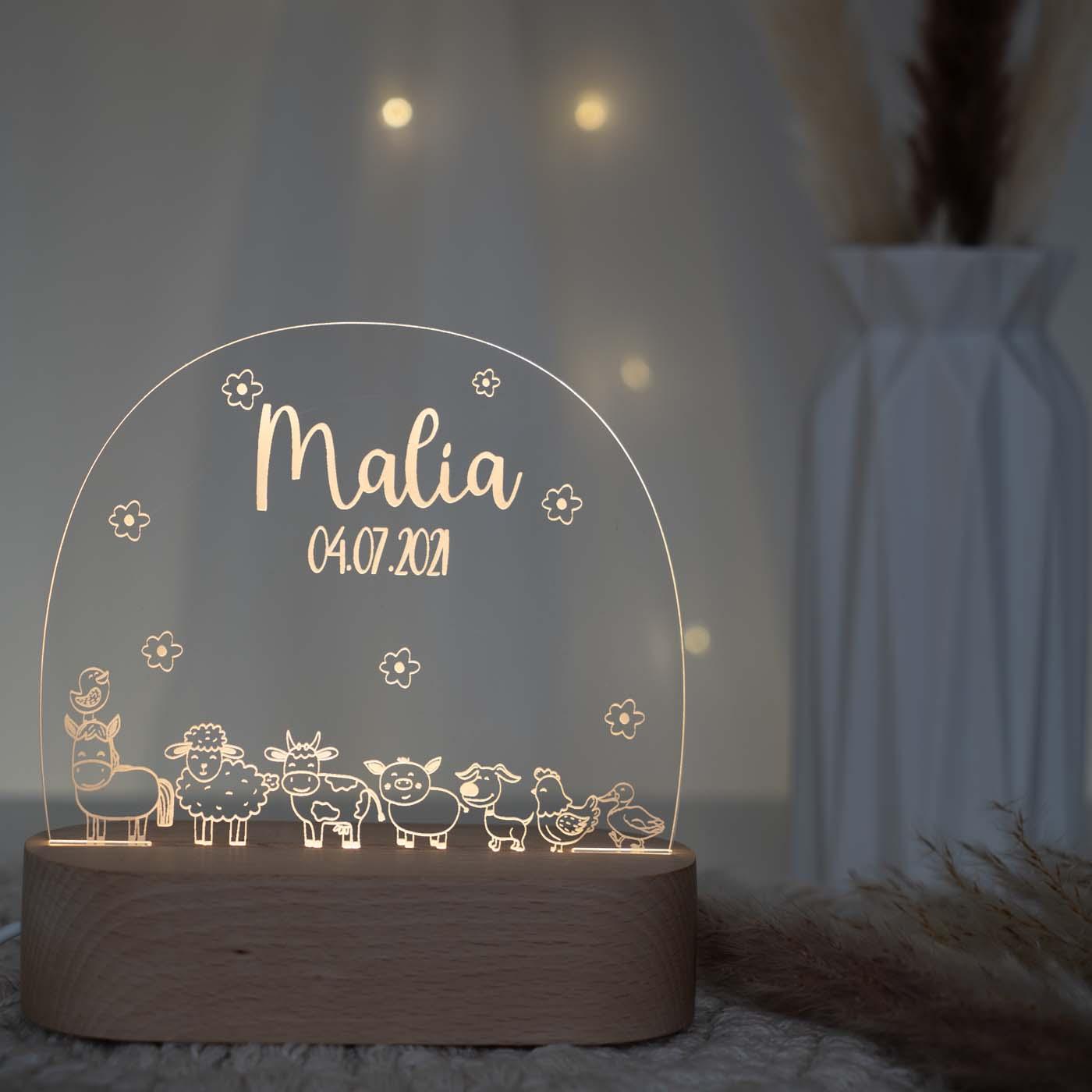 nahaufnahme der nachtlampe mit bauernhof und namen