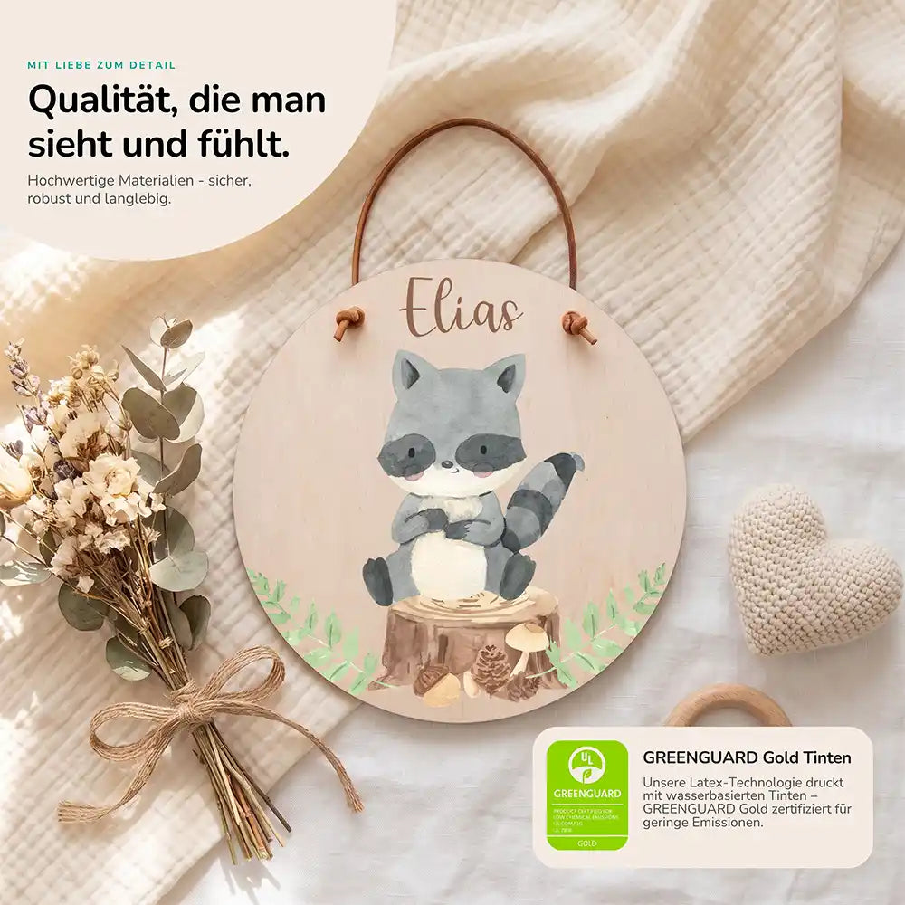Türschild Kinderzimmer Waschbär im Wald, Detailansicht von Holz und Farbdruck