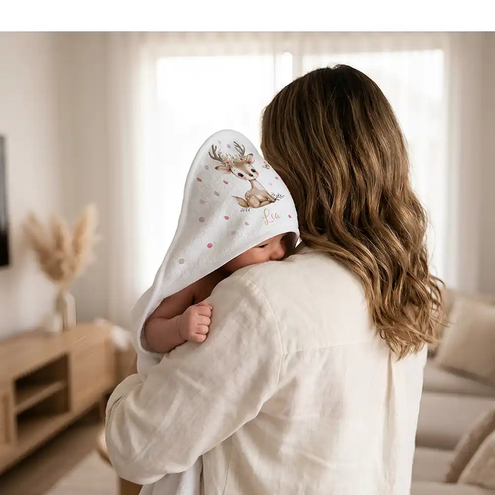 Personalisiertes Kapuzenhandtuch Baby Rehbock Blütenkranz – Kuscheln nach dem Bad mit Mama