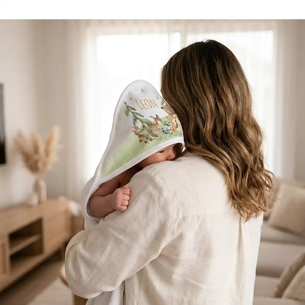 Personalisiertes Kapuzenhandtuch Baby Waldfest – Kuscheln nach dem Bad mit Mama