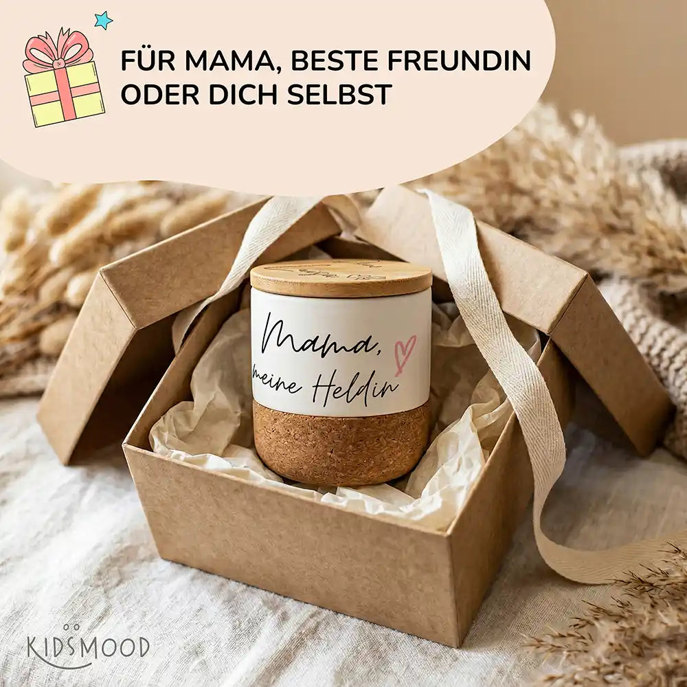 Duftkerze Vanille Keramik Mama meine Heldin – Flatlay mit Lieferumfang