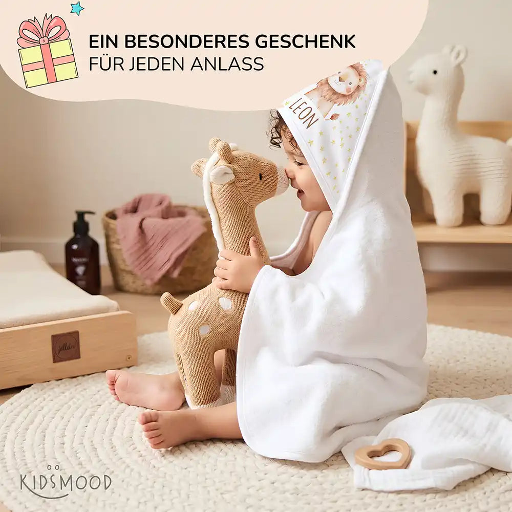 Personalisiertes Kapuzenhandtuch Baby Löwe Sterne – Babygeschenk-Szene mit Strickspielzeug