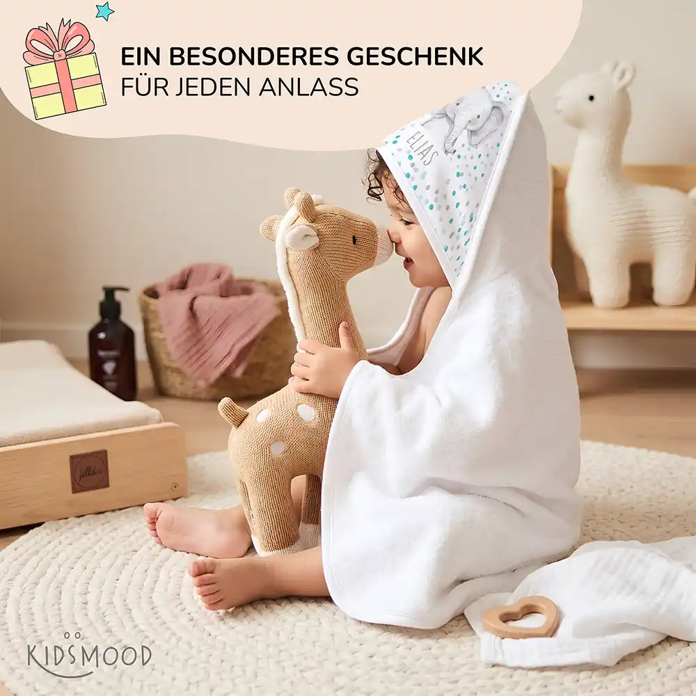 Personalisiertes Kapuzenhandtuch Baby Elefant Konfetti – Babygeschenk-Szene mit Strickspielzeug