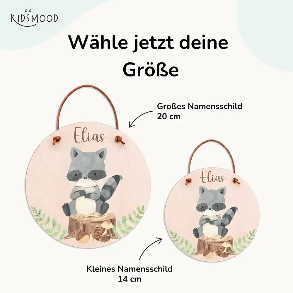 Türschild Kinderzimmer Waschbär im Wald, mit fertig montiertem Lederband zum Aufhängen