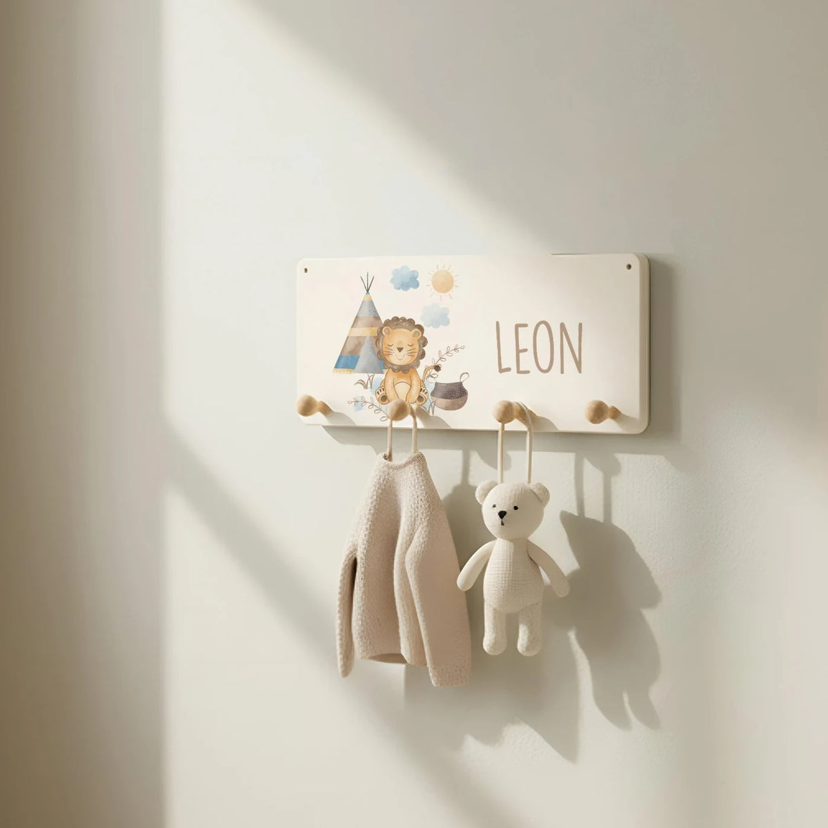 Kindergarderobe Holz personalisiert - Tipi Löwe