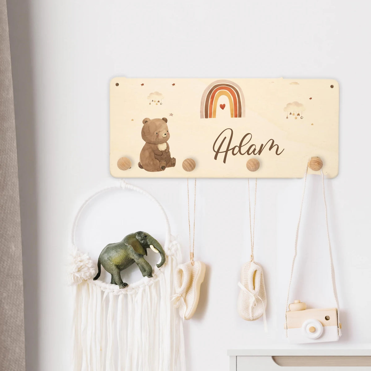 Kindergarderobe Holz personalisiert - Boho Bär Regenbogen