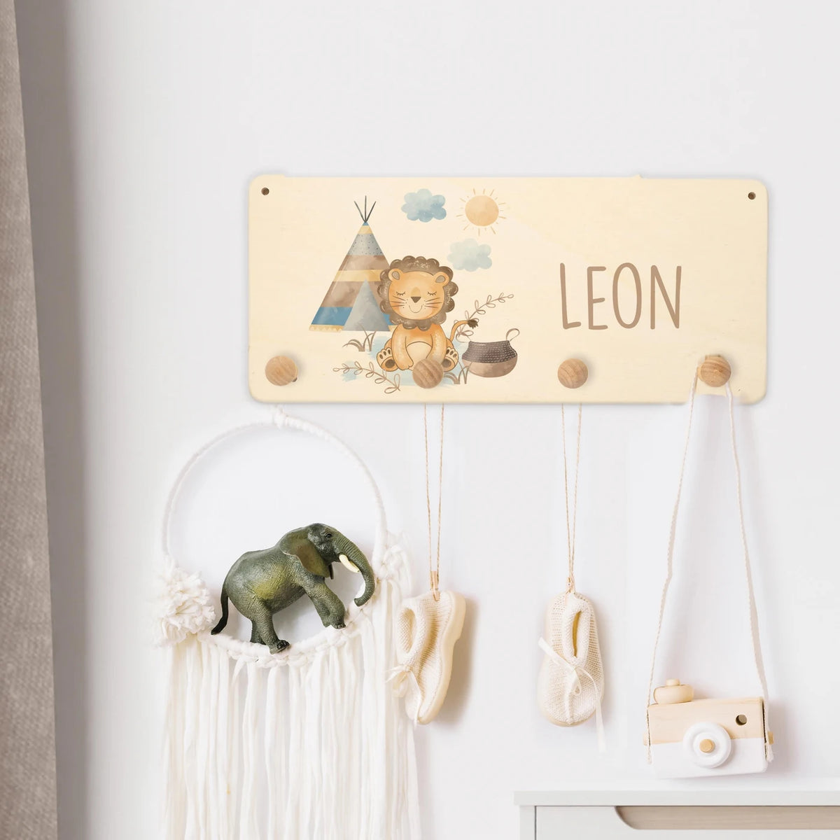 Kindergarderobe Holz personalisiert - Tipi Löwe