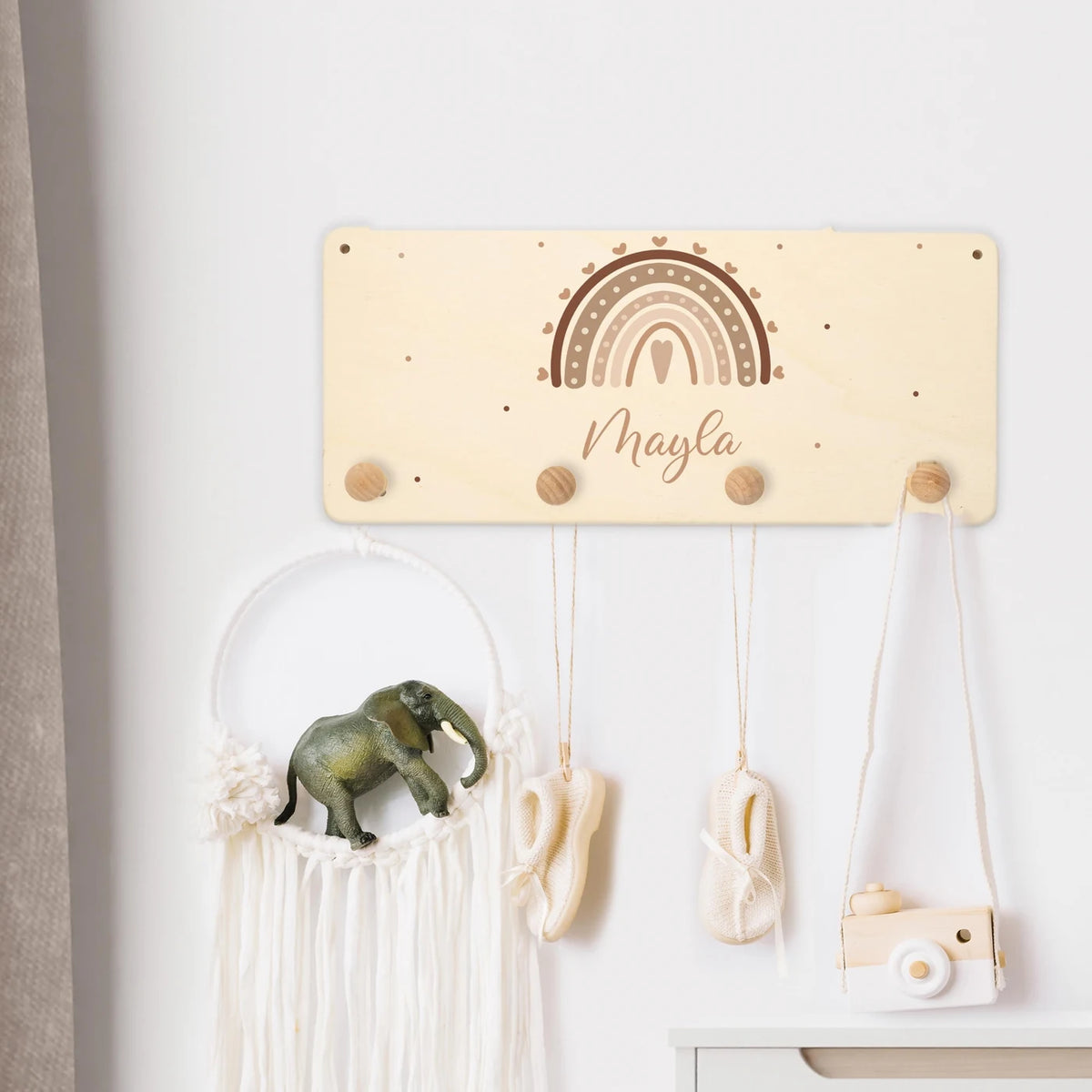 Kindergarderobe Holz personalisiert - Regenbogen Herz