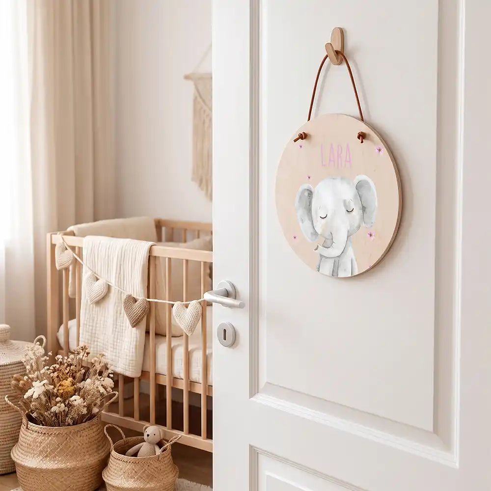 Türschild Kinderzimmer Elefant mit Blüten, aufgehängt an der Kinderzimmertür