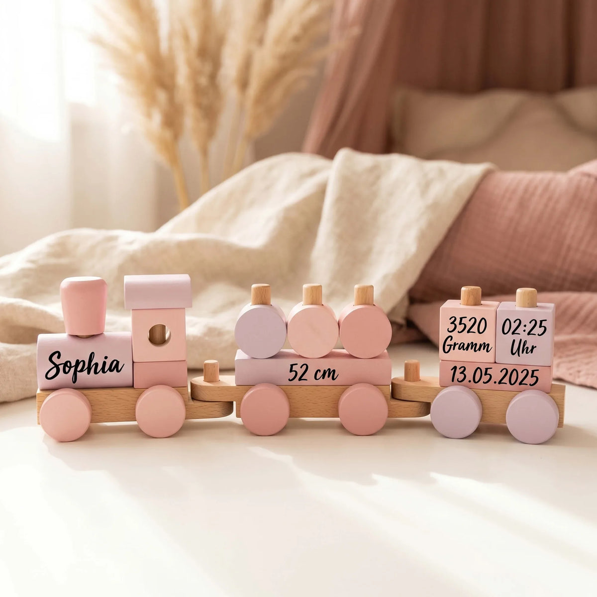 Holzzug personalisiert in Rosa im Kinderzimmer