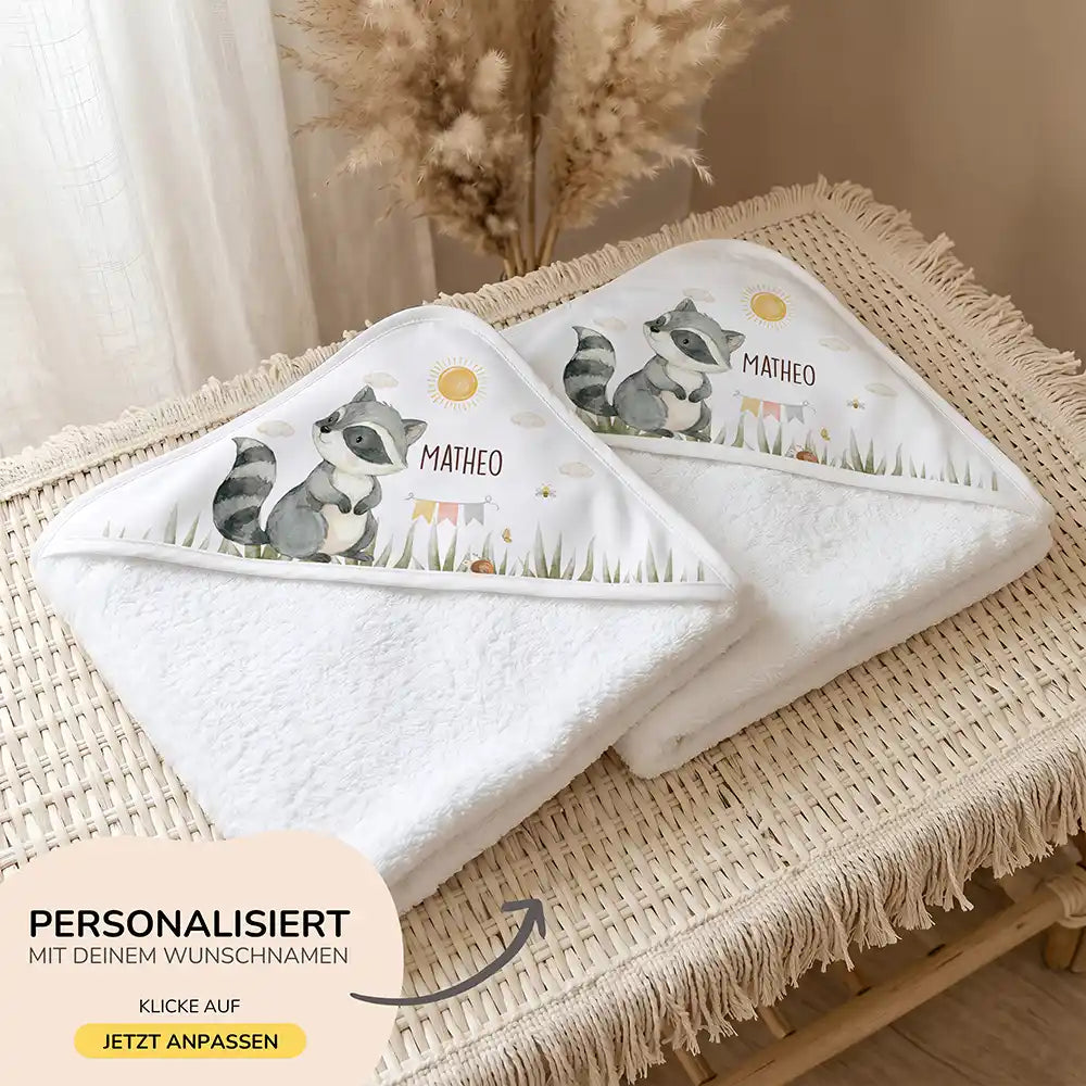 Personalisiertes Kapuzenhandtuch Baby Waschbär Wiese – 500 g/qm Baumwoll-Frottee Detail
