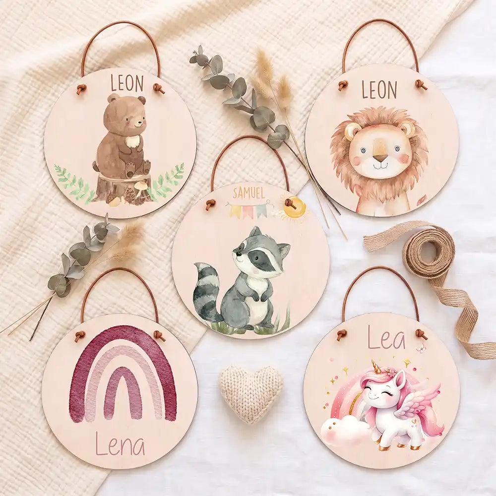 Türschild Kinderzimmer Eichhörnchen im Wald, im Flatlay neben weiteren Motiven