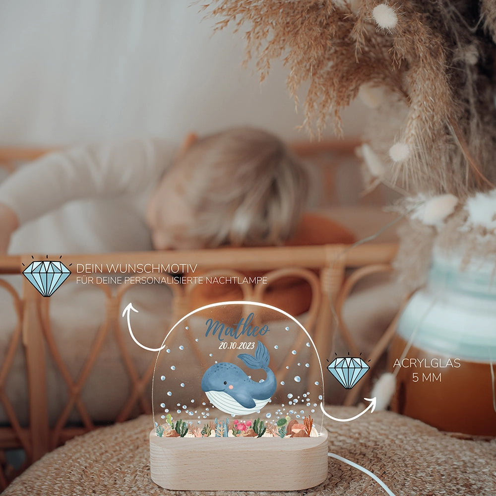 Kind schläft neben leuchtendem Nachtlicht Wal mit Namen – Taufgeschenk personalisiert