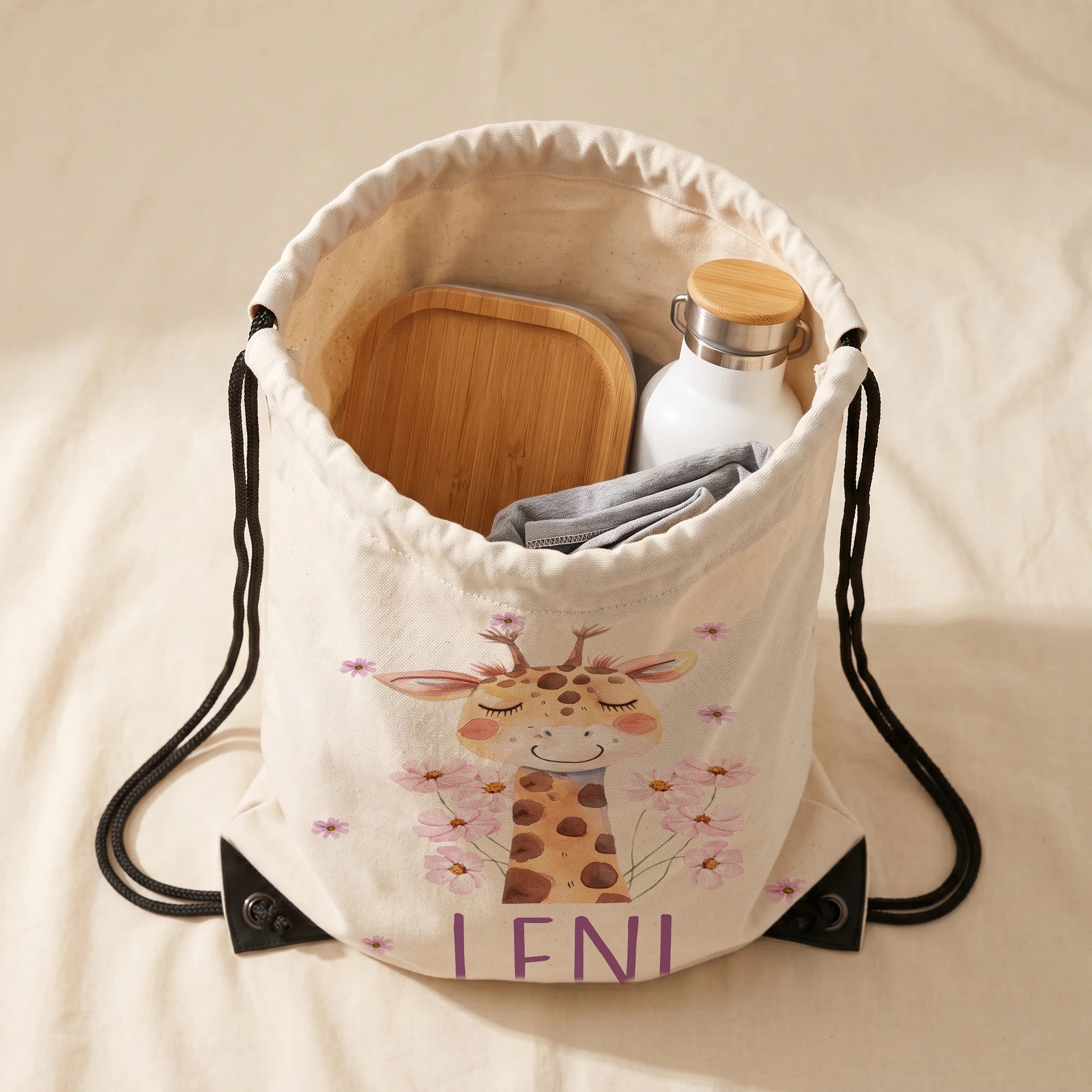 Personalisierter Turnbeutel Giraffe, Innenansicht mit Sportsachen und Trinkflasche
