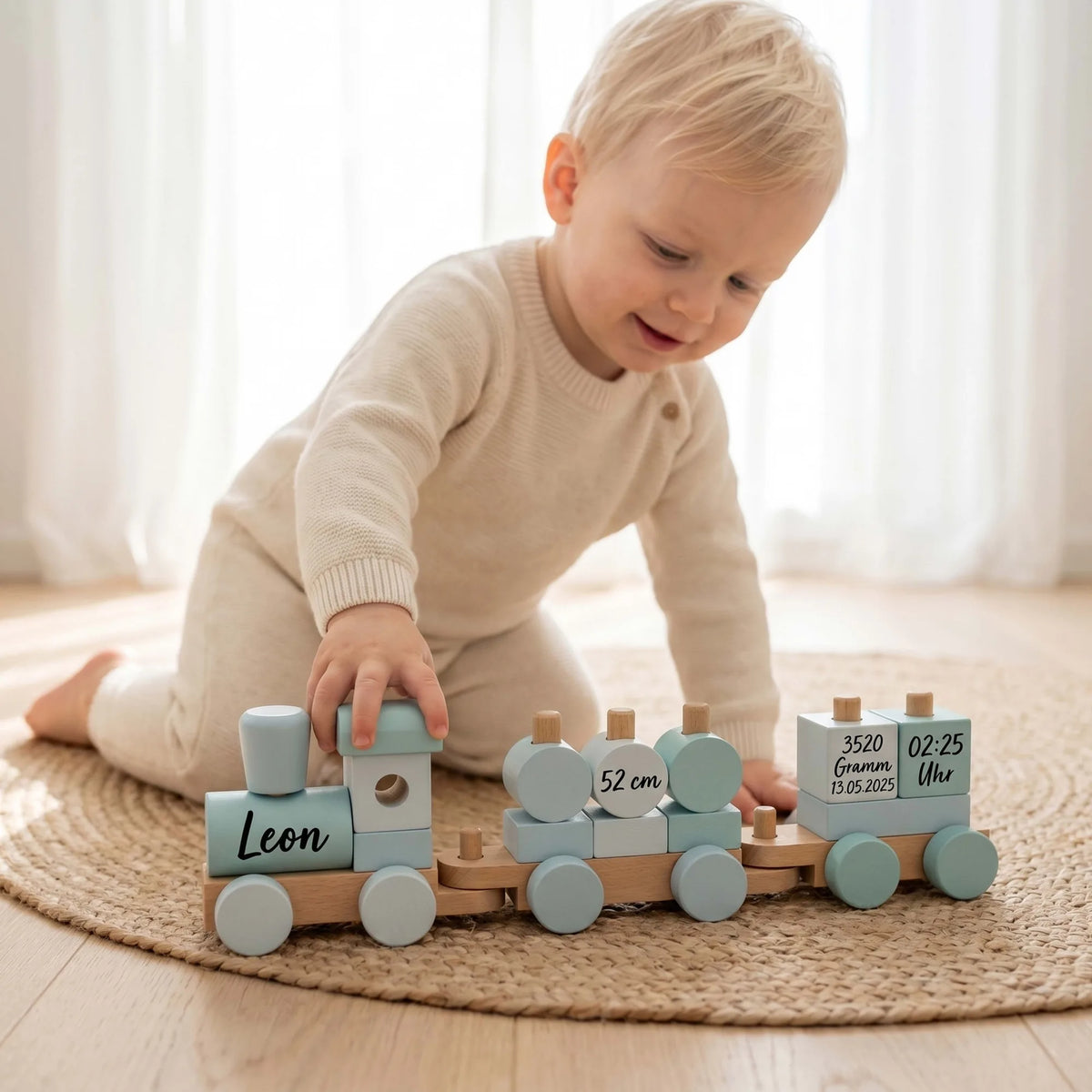 Holzzug personalisiert in Blau, Kleinkind spielt mit dem Zug
