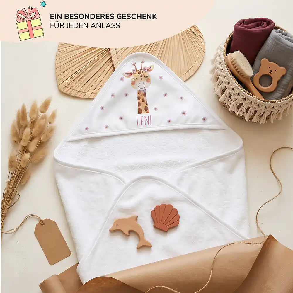 Personalisiertes Kapuzenhandtuch Baby Giraffe Blüten – Geschenk-Komposition Boho-Flatlay