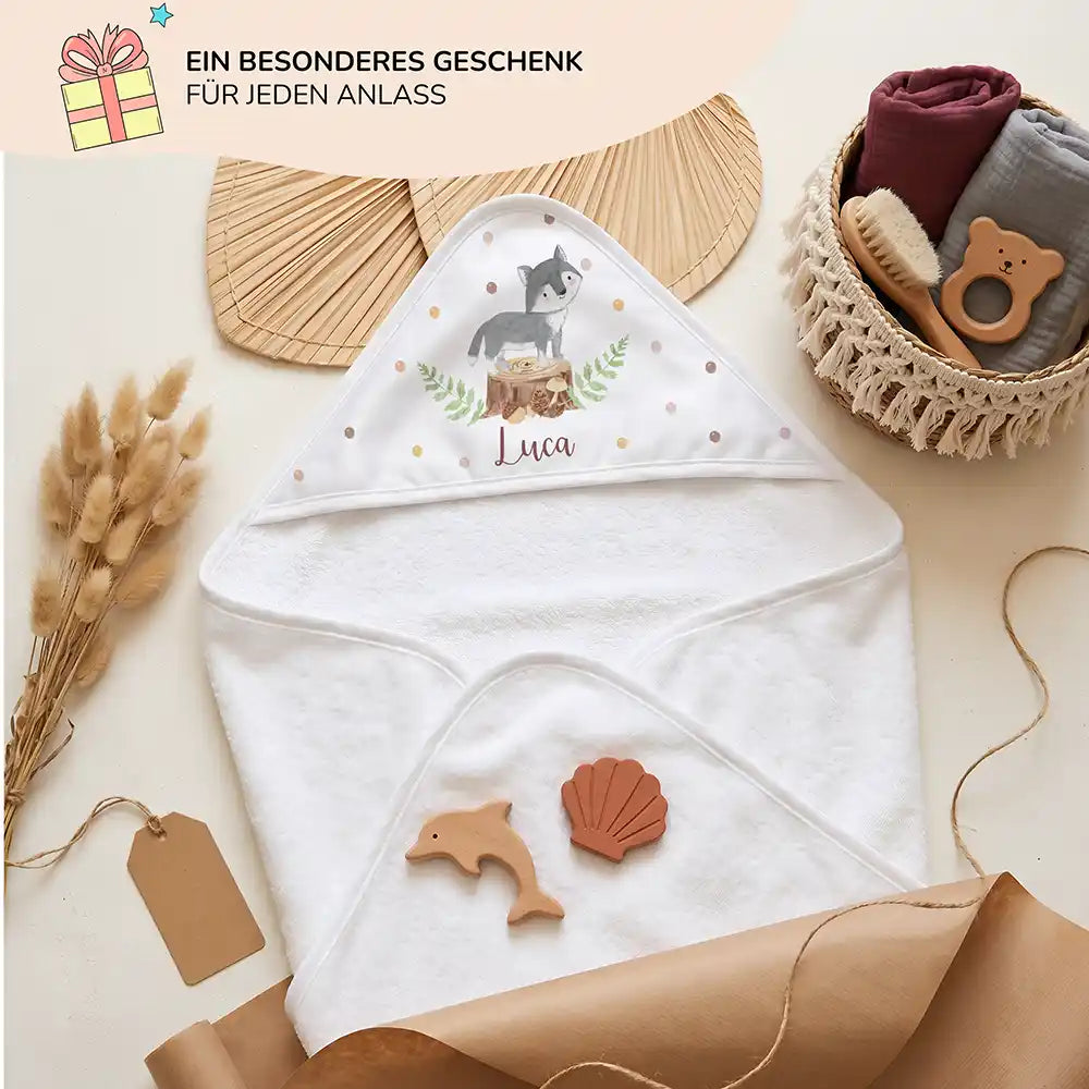 Personalisiertes Kapuzenhandtuch Baby Wolf Wald – Geschenk-Komposition Boho-Flatlay