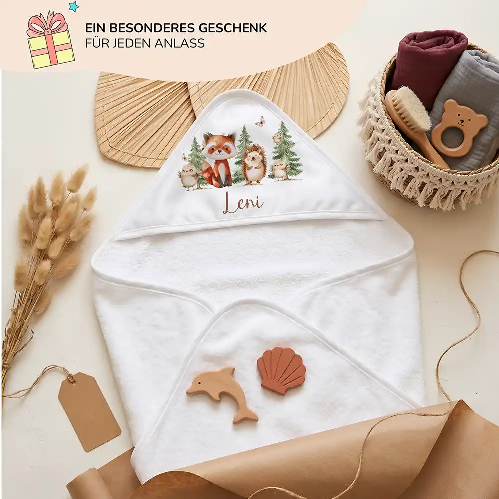 Personalisiertes Kapuzenhandtuch Baby Waldfreunde Tannen – Geschenk-Komposition Boho-Flatlay