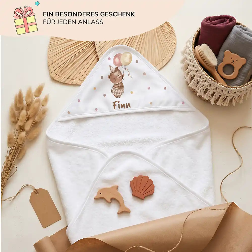 Personalisiertes Kapuzenhandtuch Baby Bär Luftballons – Geschenk-Komposition Boho-Flatlay