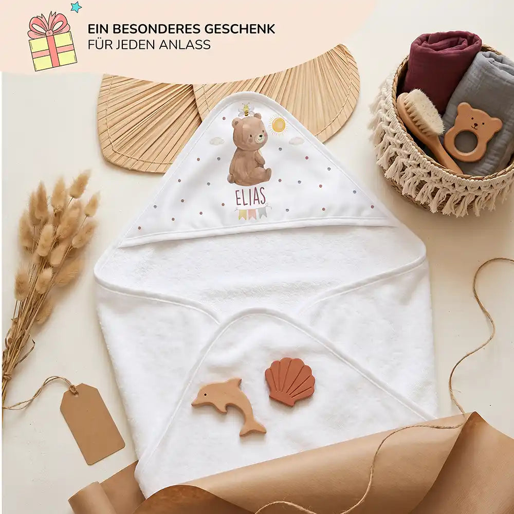 Personalisiertes Kapuzenhandtuch Baby Bär Sonne – Geschenk-Komposition Boho-Flatlay